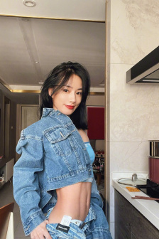 在车里疯狂的吃我奶